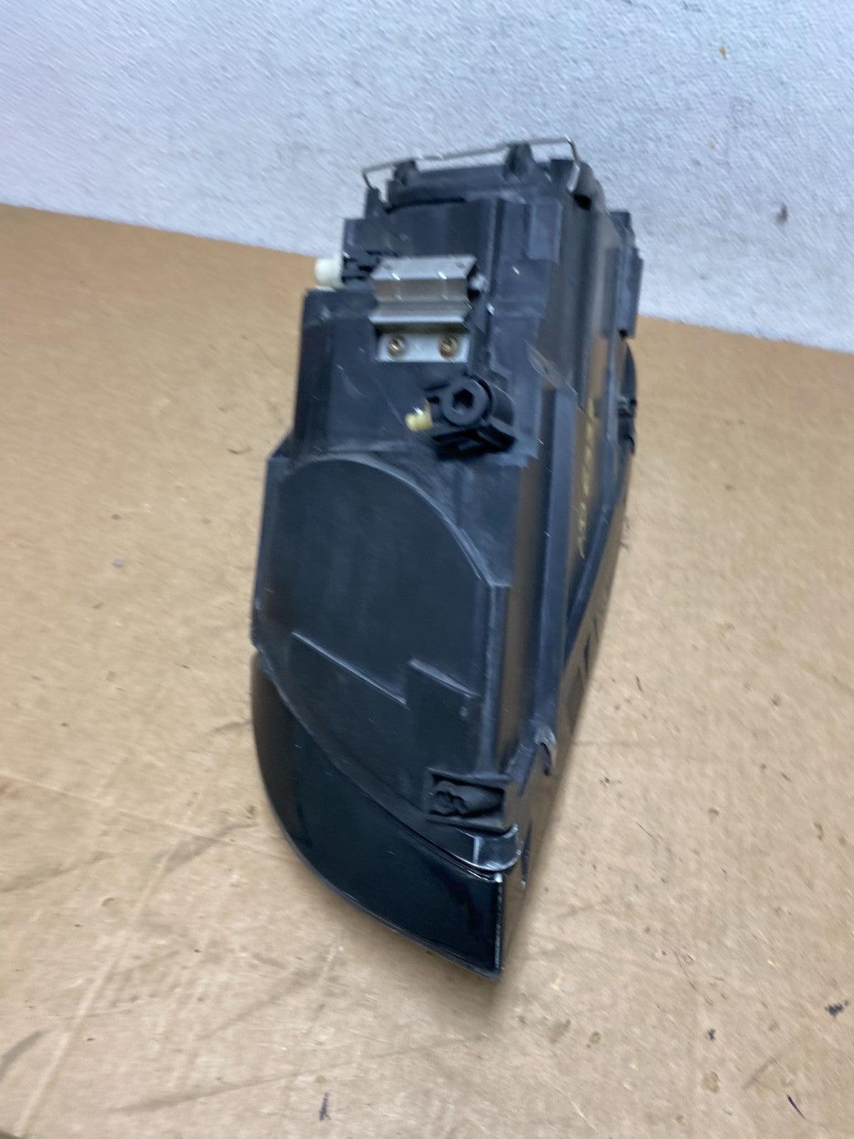 2004 to 2007 Volvo S40 Right Passenger Side Headlight AD6337 DW8