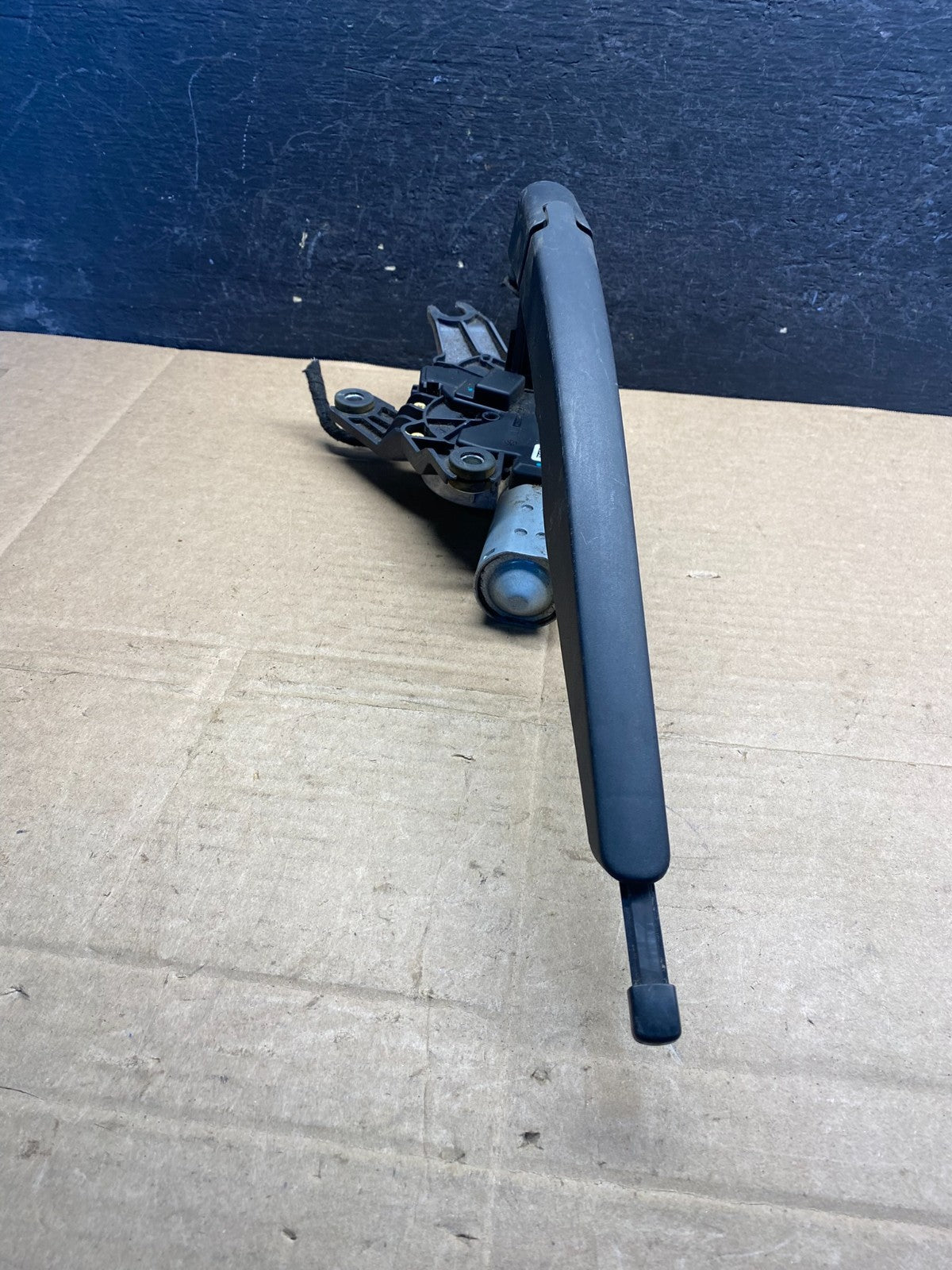 2020 to 2023 Ford Explorer Rear Windshield Wiper Motor ae8265 DG2
