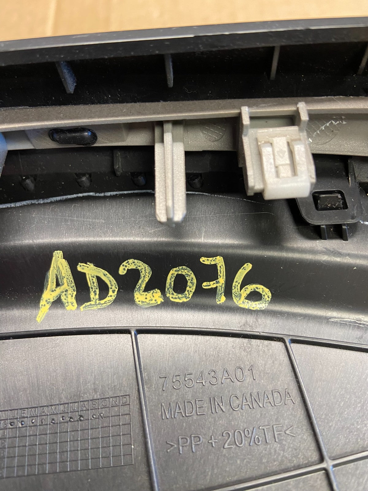 2014 to 2020 Jeep Cherokee Center Radio Climate Control Vent Bezel ad2076 DG6