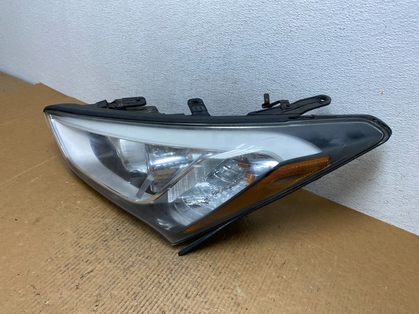 2013 to 2016 Hyundai Santa Fe Left Driver Side Headlight AE1310 DW1