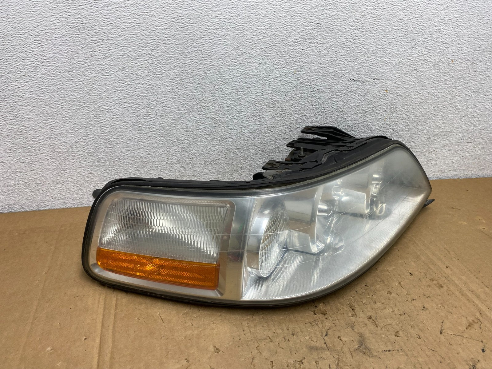 2005 to 2011 Lincoln Town Car Right Passenger Rh Side Headlight AD3766 DW2