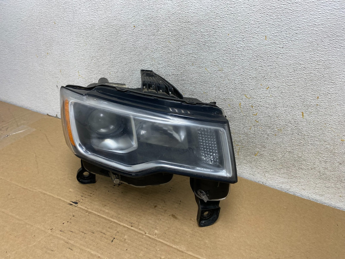 2017 - 2021 Jeep Grand Cherokee Right Passenger Halogen Headlight AH7803 DG2