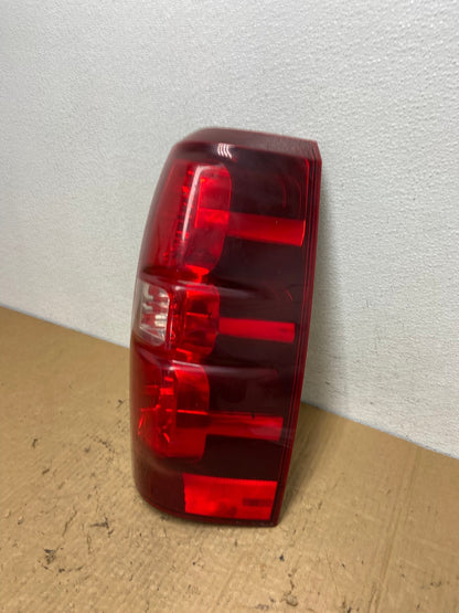 2007-2013 Chevrolet Avalanche Right Passenger RH Side Tail Light AC8303 LK1