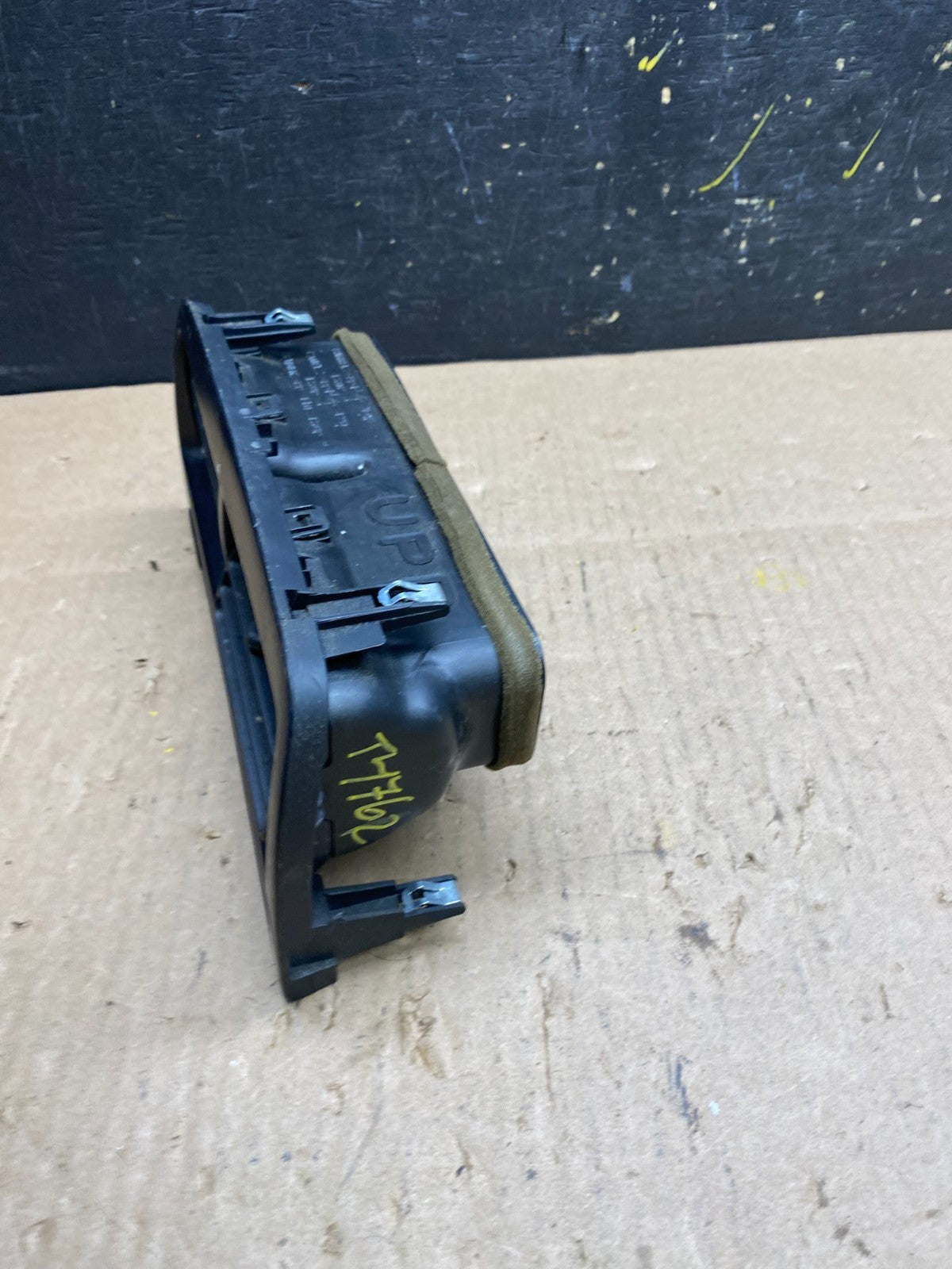 1997 to 2001 Lexus ES330 ES300 Front Center Side Air Vent T4762 DG2