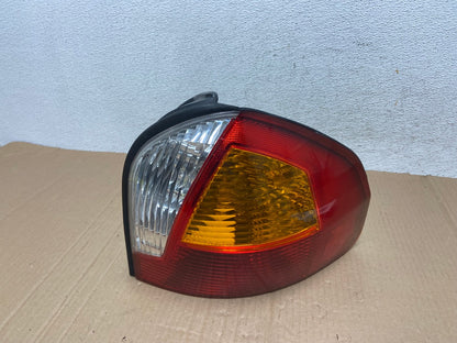 2001 2002 2003 2004 Hyundai Santa Fe Right Passenger Rh Tail Light AE8925 LK0