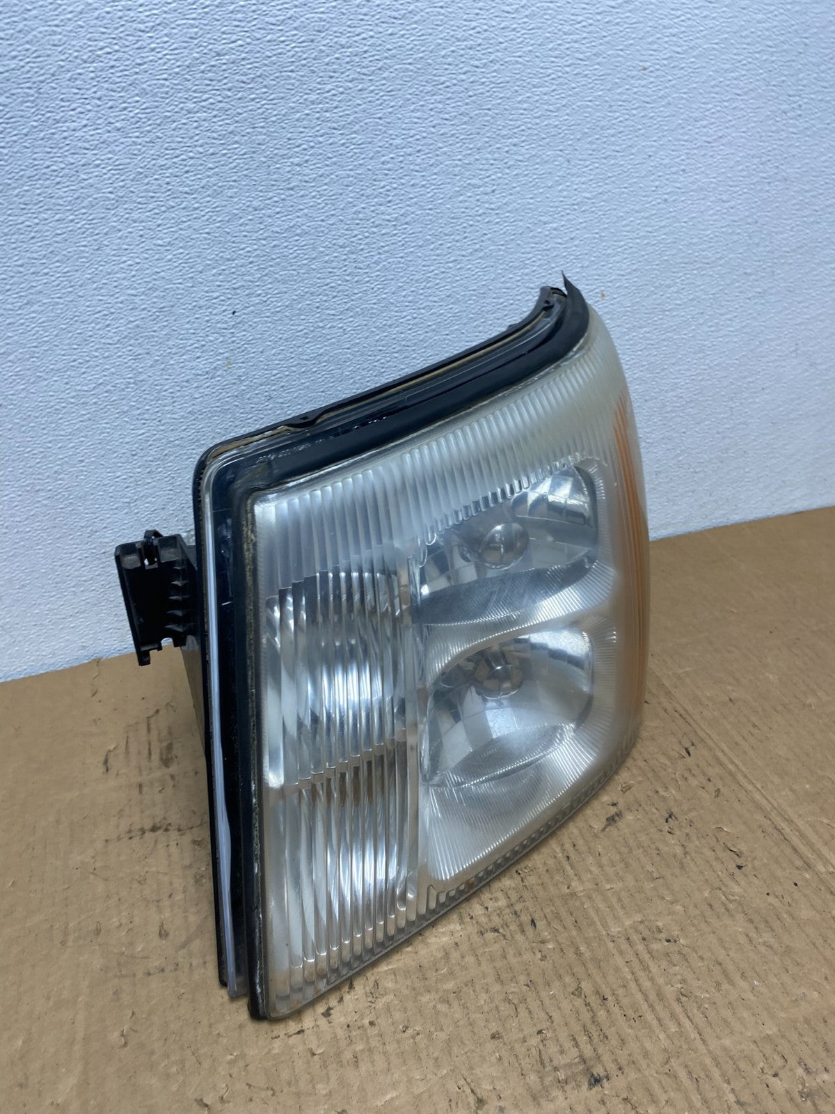 2002 to 2006 Cadillac Escalade Left Driver Lh Xenon HID Headlight AC7769 DW2
