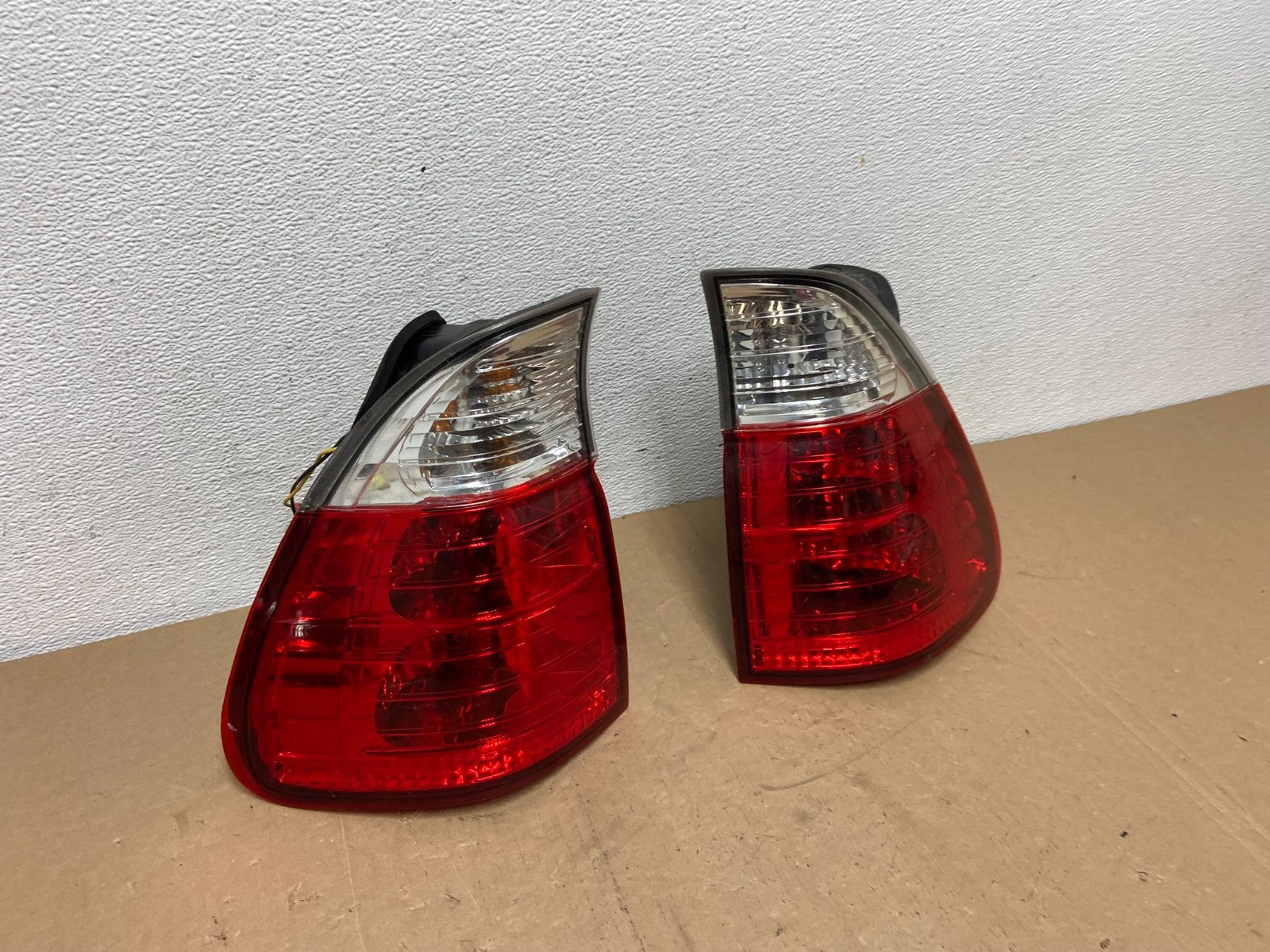 2000 to 2006 Bmw X5 Left+Right Set Outer Tail Lights AC5698 DG2