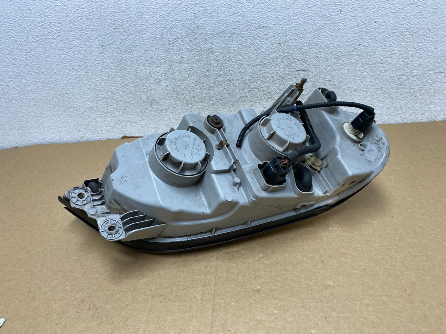 2002 to 2005 Kia Sedona Left Driver LH Side Headlight AF7281 DW6