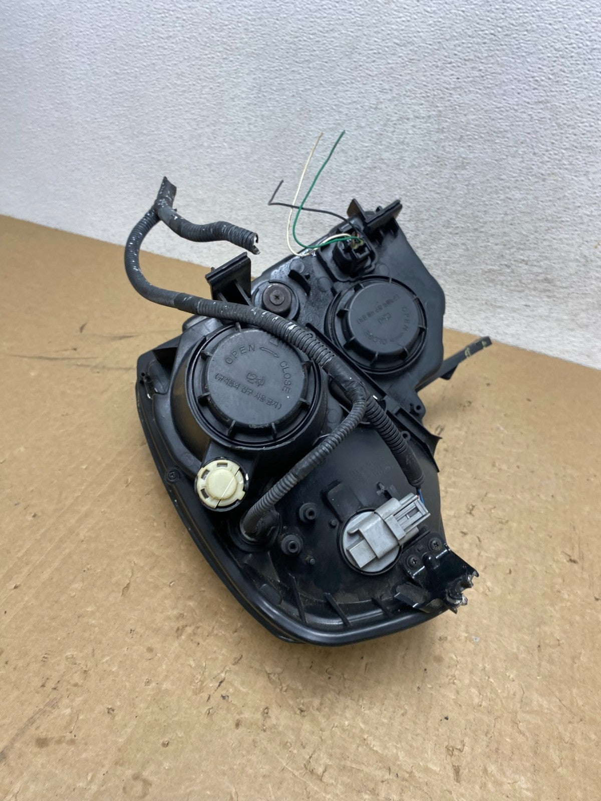 2008-2012 Kia Sedona Right Passenger RH Side Headlight Halogen AG1176 DW8