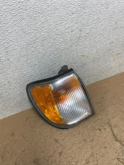 1999 to 2004 Nissan Pathfinder Passenger Corner Park Light Turn Signal P1549 DW2