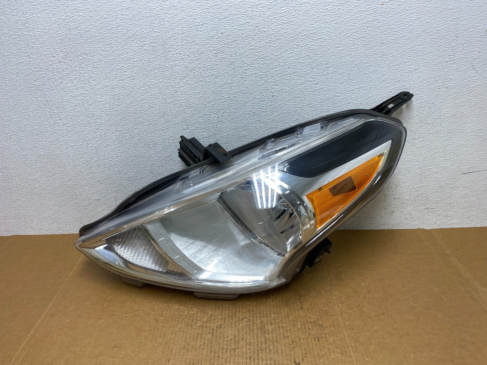 2015 to 2019 Nissan Versa Headlight Left Driver Lh Side AD9270 DW0