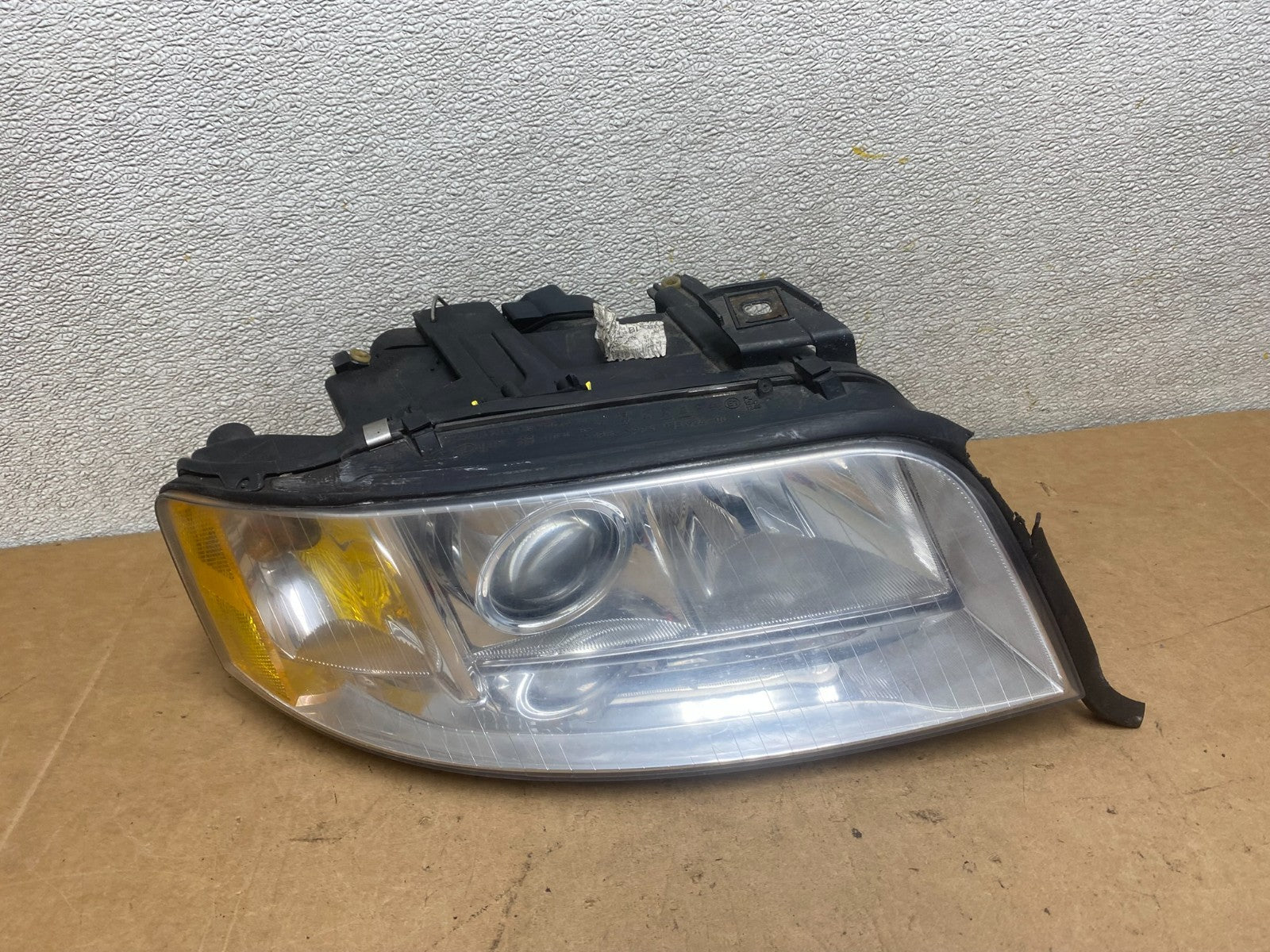 2002 to 2004 Audi A6 Right Passenger RH Side Halogen Headlight OEM X5353 DW0