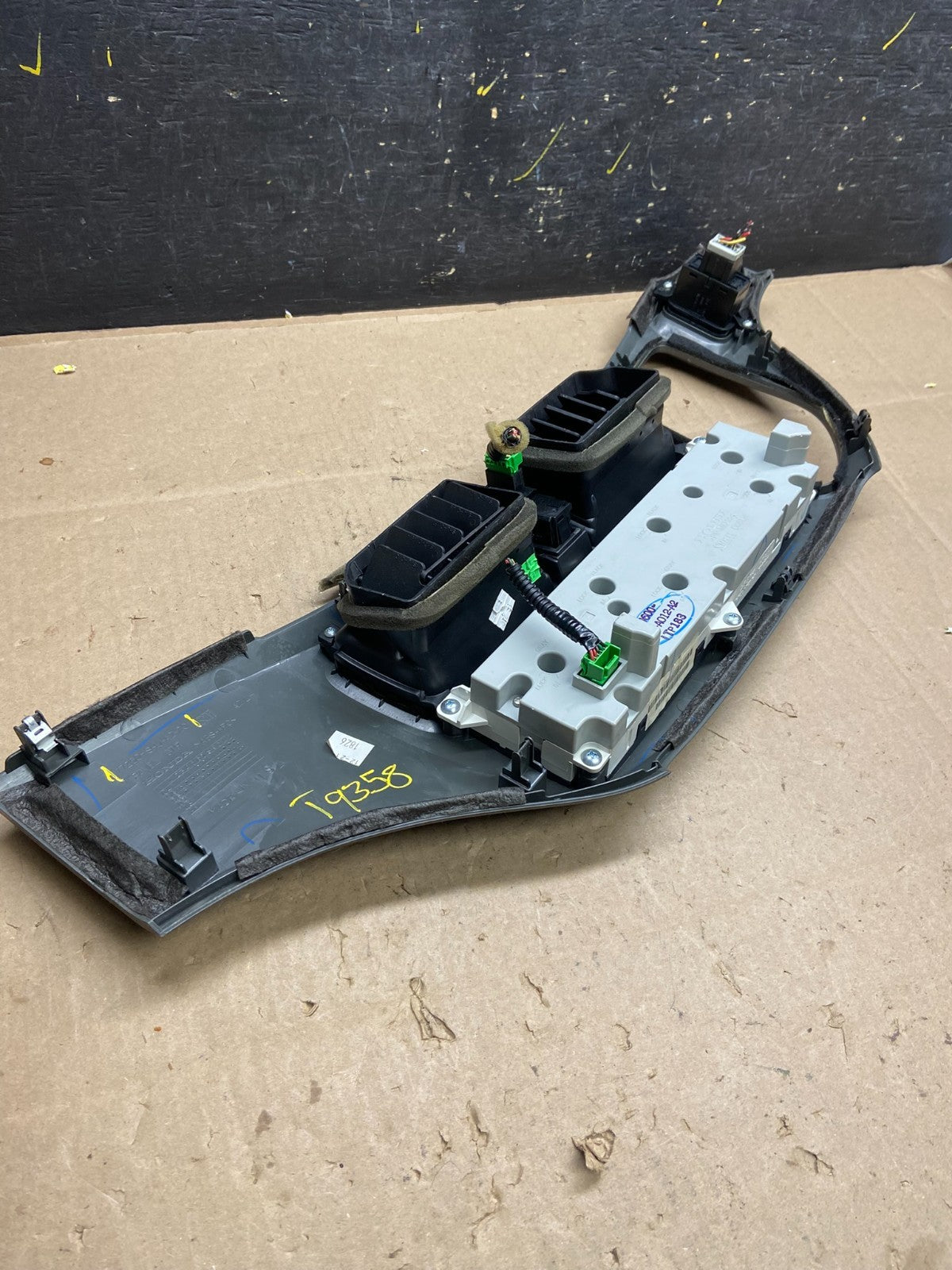 2005 to 2010 Honda Odyssey Radio Climate Control Dash Trim Bezel T9358 DG4