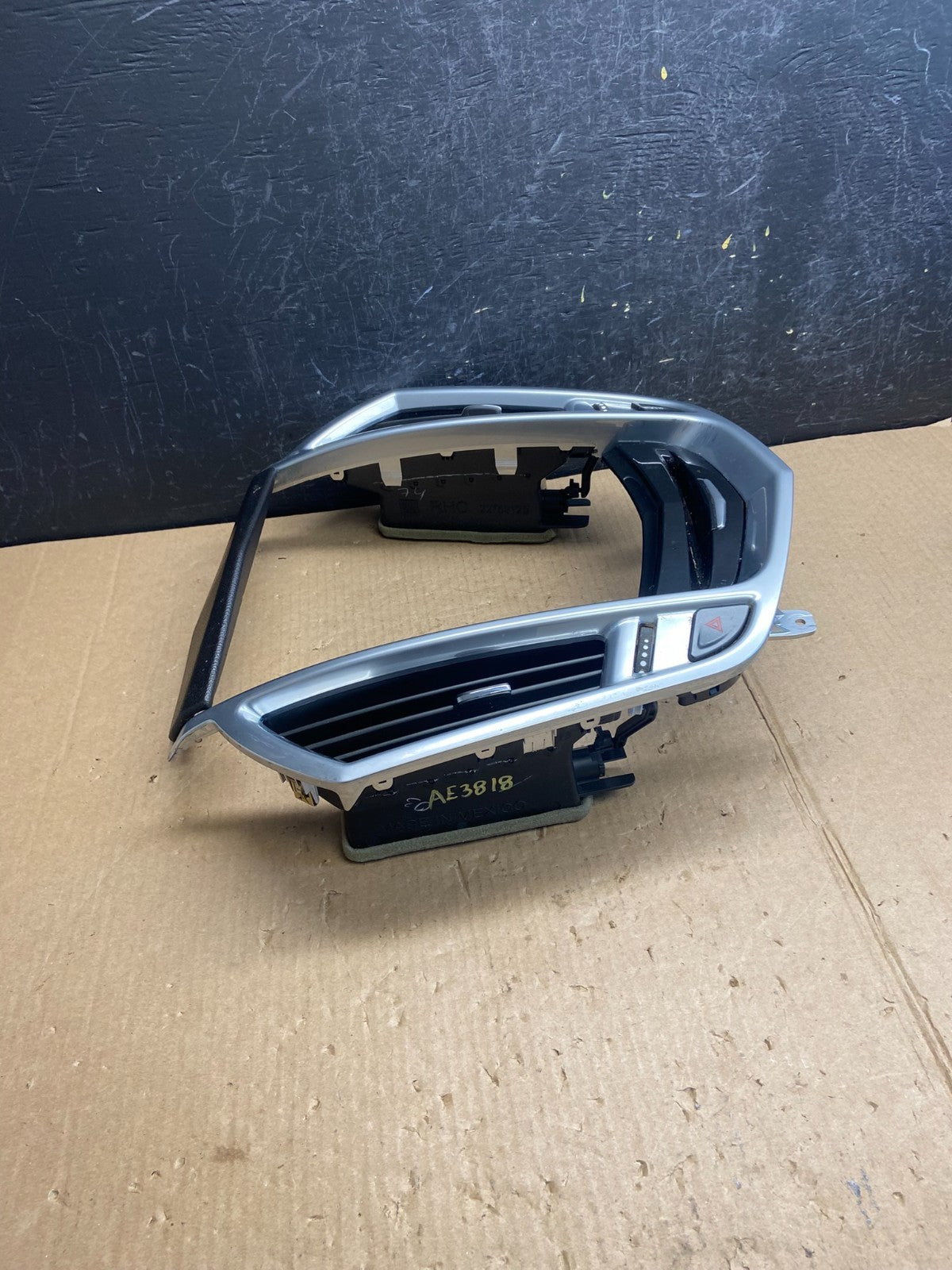 2013-2016 Cadillac SRX Center Dash Radio Trim Bezel with Air Vents OE AE3818 DG1