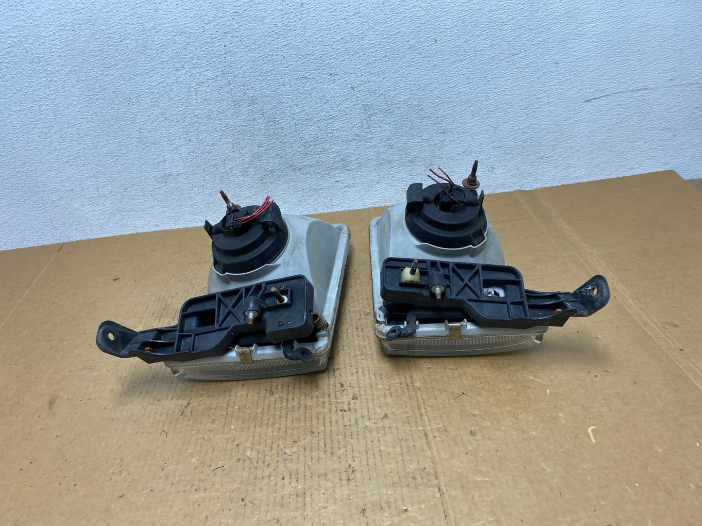 1998 to 2000 Toyota Sienna Left+Right Side Headlights AE0590 DW8