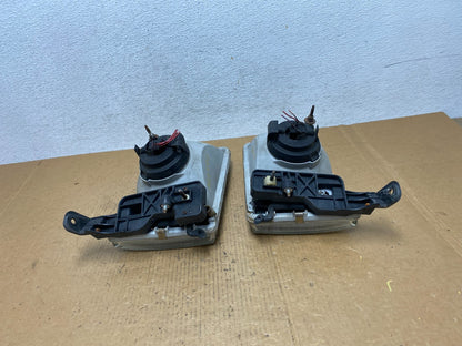 1998 to 2000 Toyota Sienna Left+Right Side Headlights AE0590 DW8