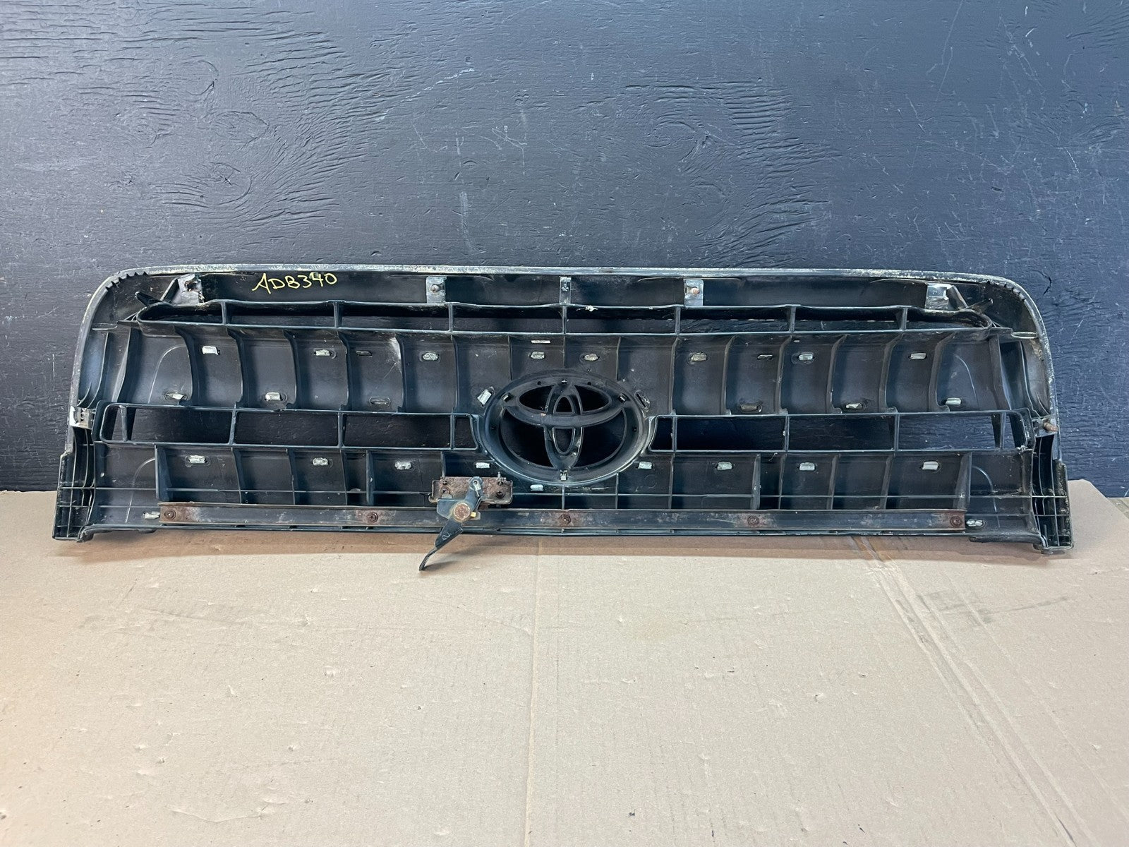 2003-2006 Toyota Tundra Front Upper Grill Grille W/ Emblem AD8400 DG5