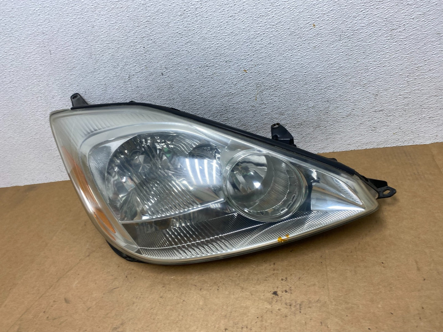 2004-2005 Toyota Sienna Right Passenger Halogen Headlight AE3168 DW1