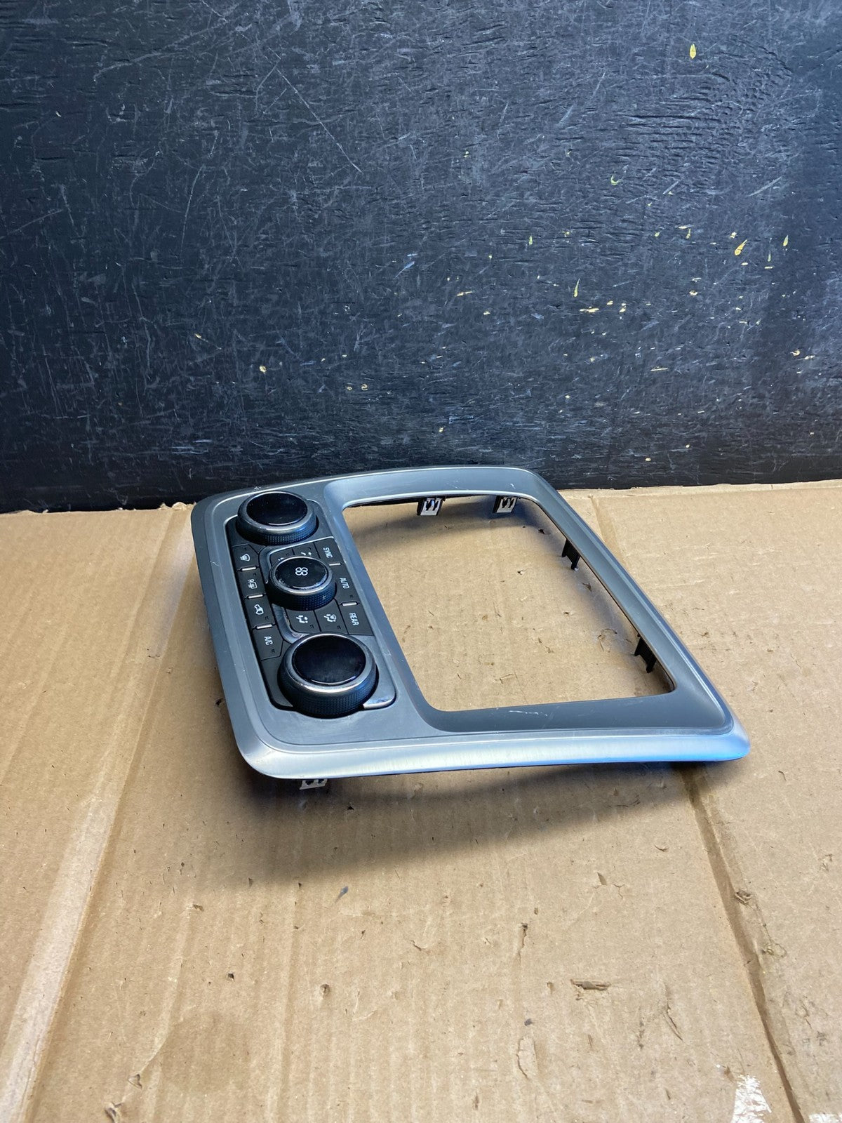 2013 - 2016 GMC Acadia A/C Heater Climate Control Radio Panel Bezel OE AH5648 DG2