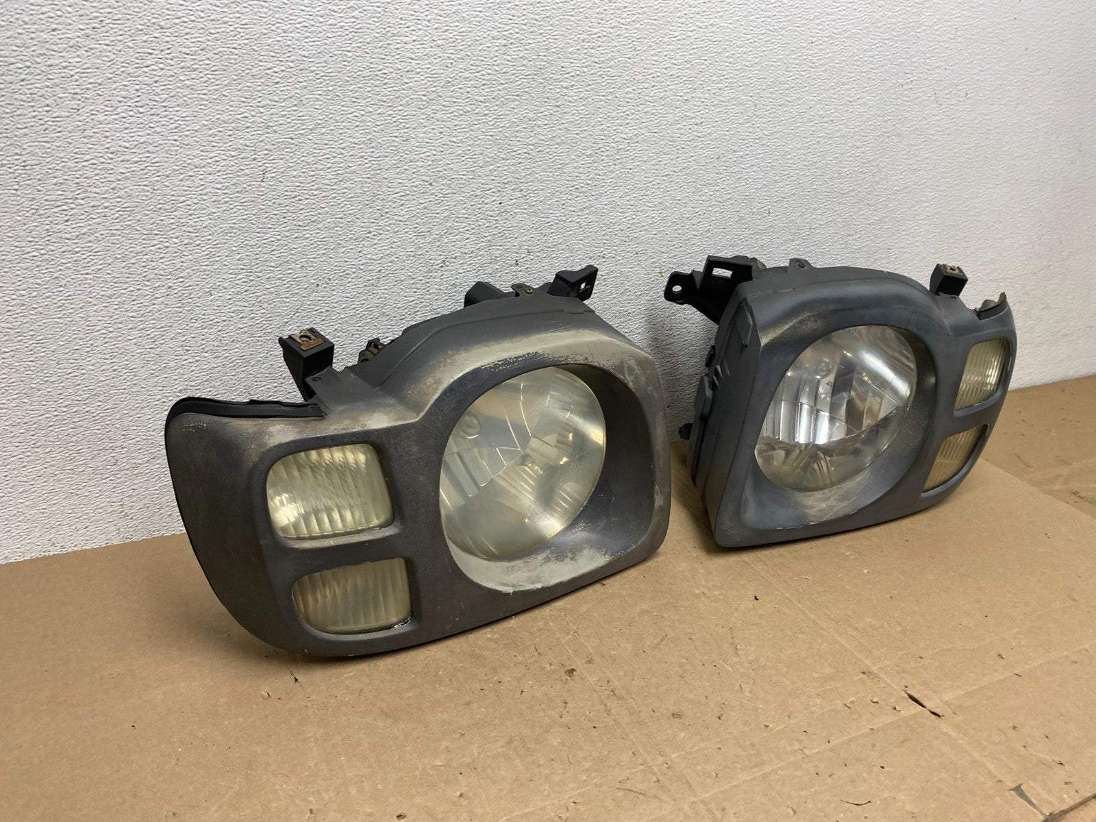 2002 2003 2004 Nissan Xterra Left+Right Side Headlights AE5951 DW2