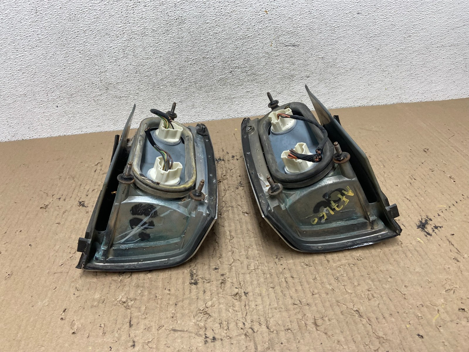 1990 to 1994 Lincoln Town Car Left+Right Side Tail Lights AF7160 DW7