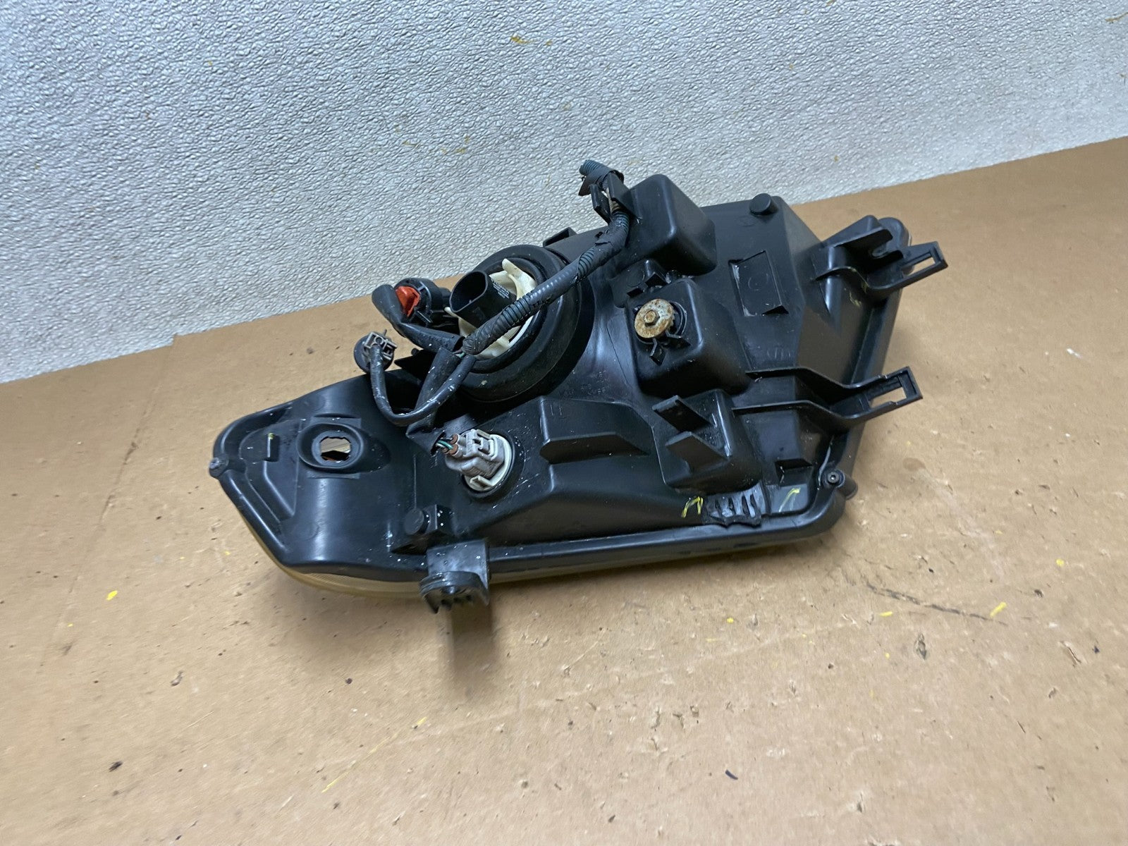 2008 to 2012 Nissan Pathfinder Halogen Headlight Right Passenger Z7652 DW7