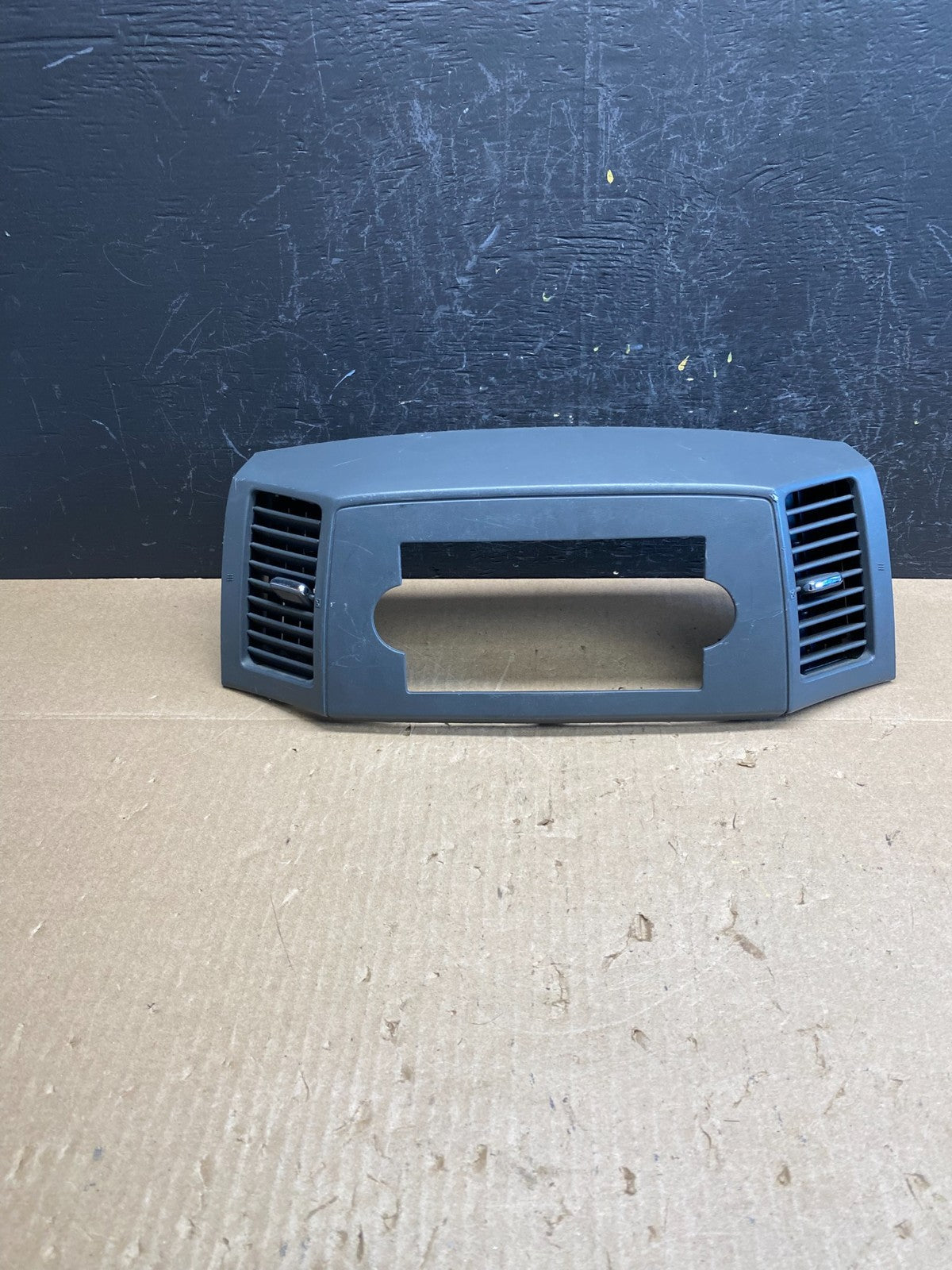 2005 - 2007 Jeep Grand Cherokee Center Dash Radio Bezel Trim ac6451 DG0