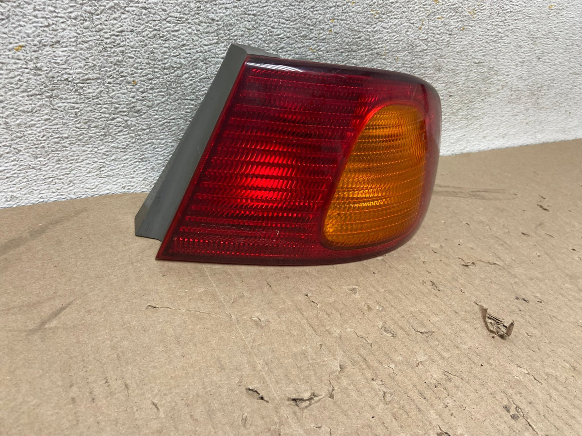 1998 1999 2000 Toyota Corolla Right Passenger Side Tail light AH6896 LK1