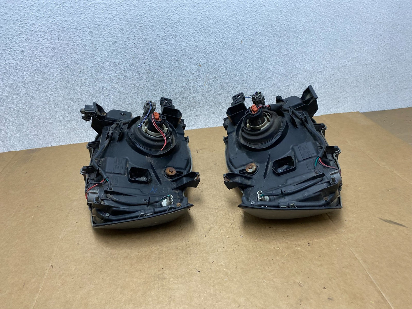 2002 2003 2004 Nissan Xterra Left+Right Side Headlights AE3089 DW8