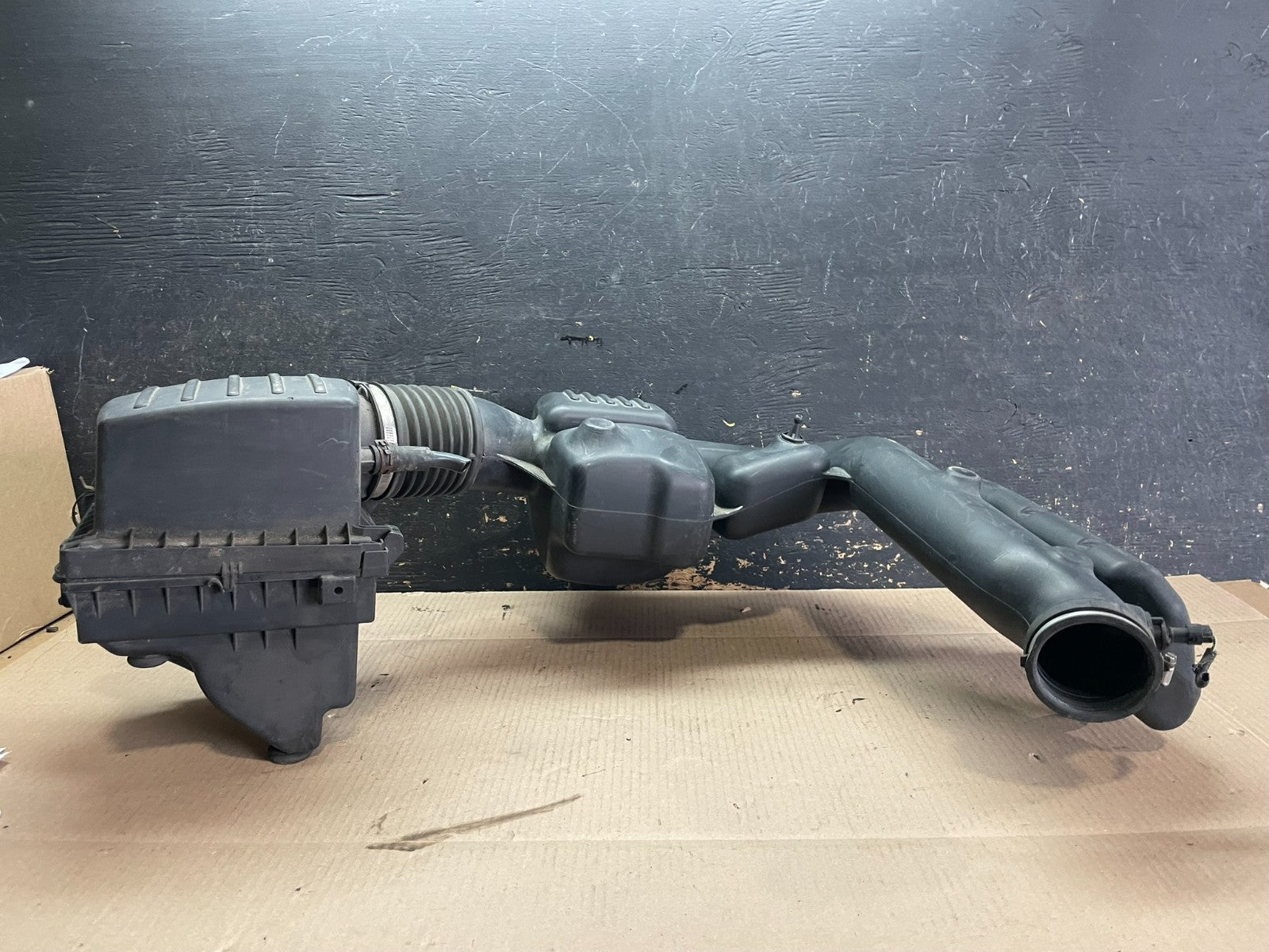 2011 - 2013 Dodge Durango 3.6L Resonator Air Intake Tube Z8349 DG3
