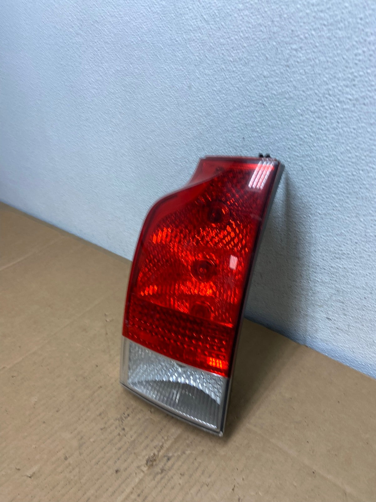 2005 to 2007 Volvo Xc70 V70 Left Driver LH Tail Light AD0841 LK1