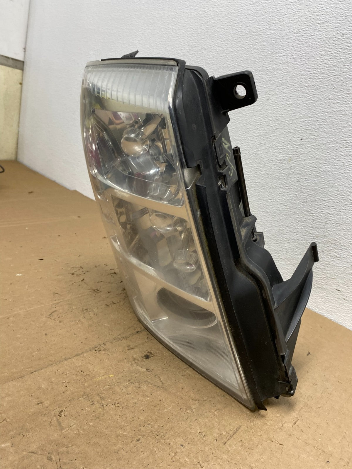 2007 - 2014 Cadillac Escalade Right Passenger Side Xenon HID Headlight AC7242 DW1