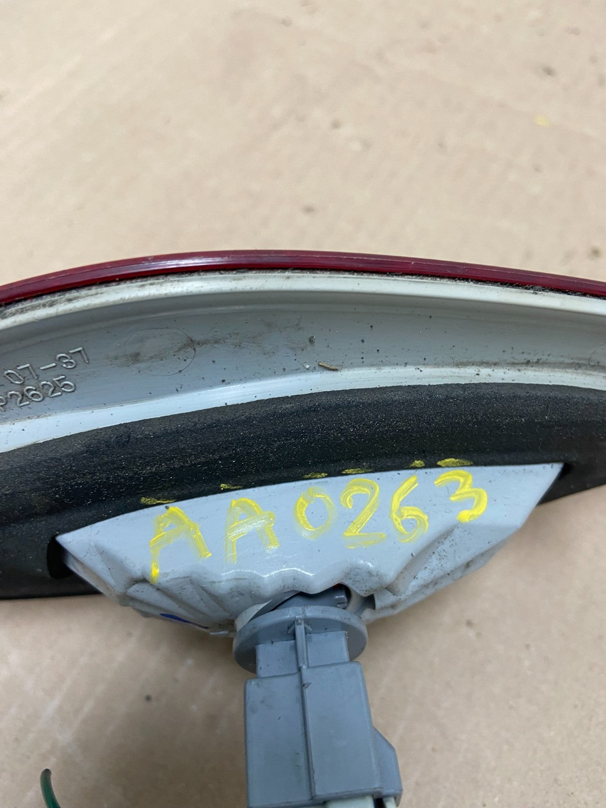 2003 to 2004 Toyota Avalon Right Passenger RH Inner Tail Light OEM AA0263 DW5