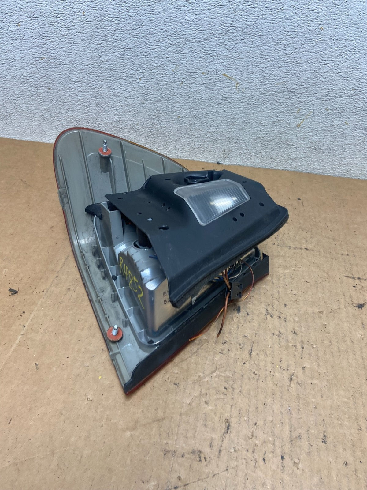 2002 - 2005 BMW 3 E46 Series Right Passenger RH Tail Light Oem R4852 DW3
