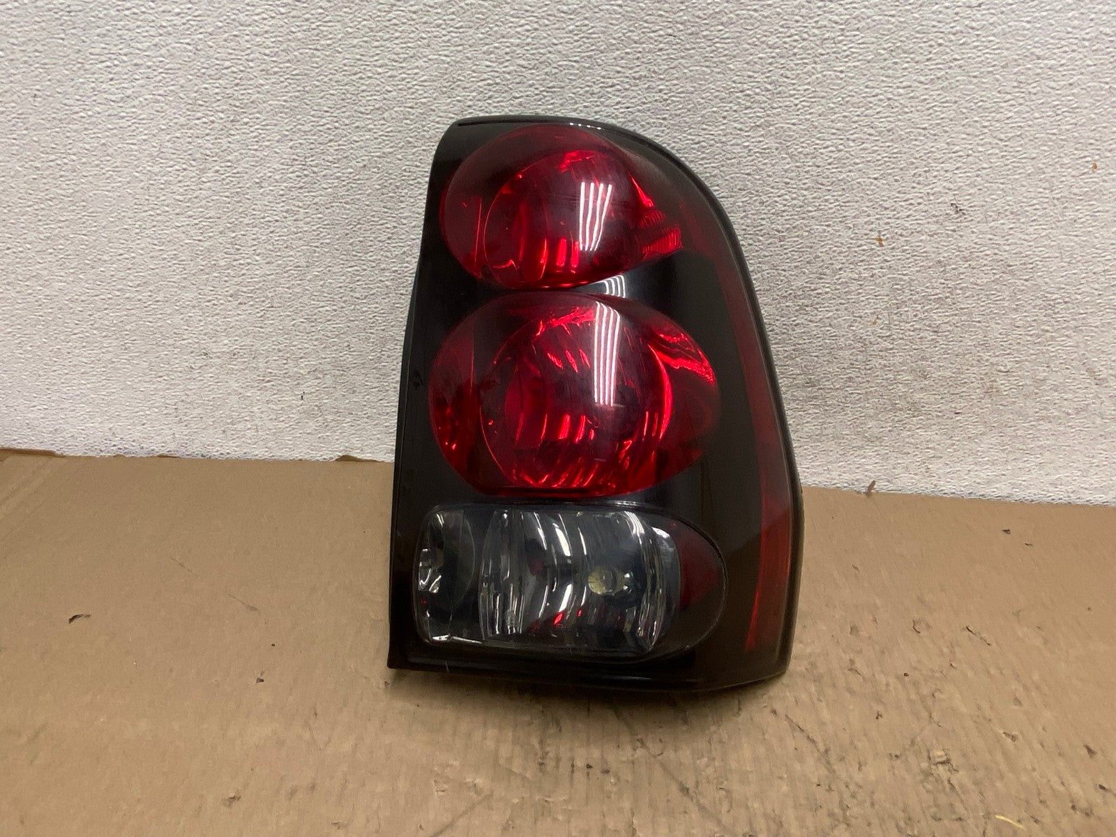2002 to 2009 Chevrolet Trailblazer Right Passenger Rh Tail Light TYC AG8086 LK0