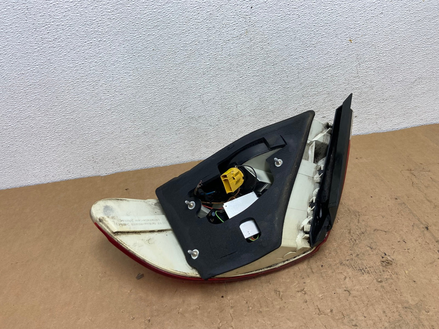 2002 to 2005 BMW 7-Series 745i 760i Left Driver LH Side Tail Light AD0636 LK5