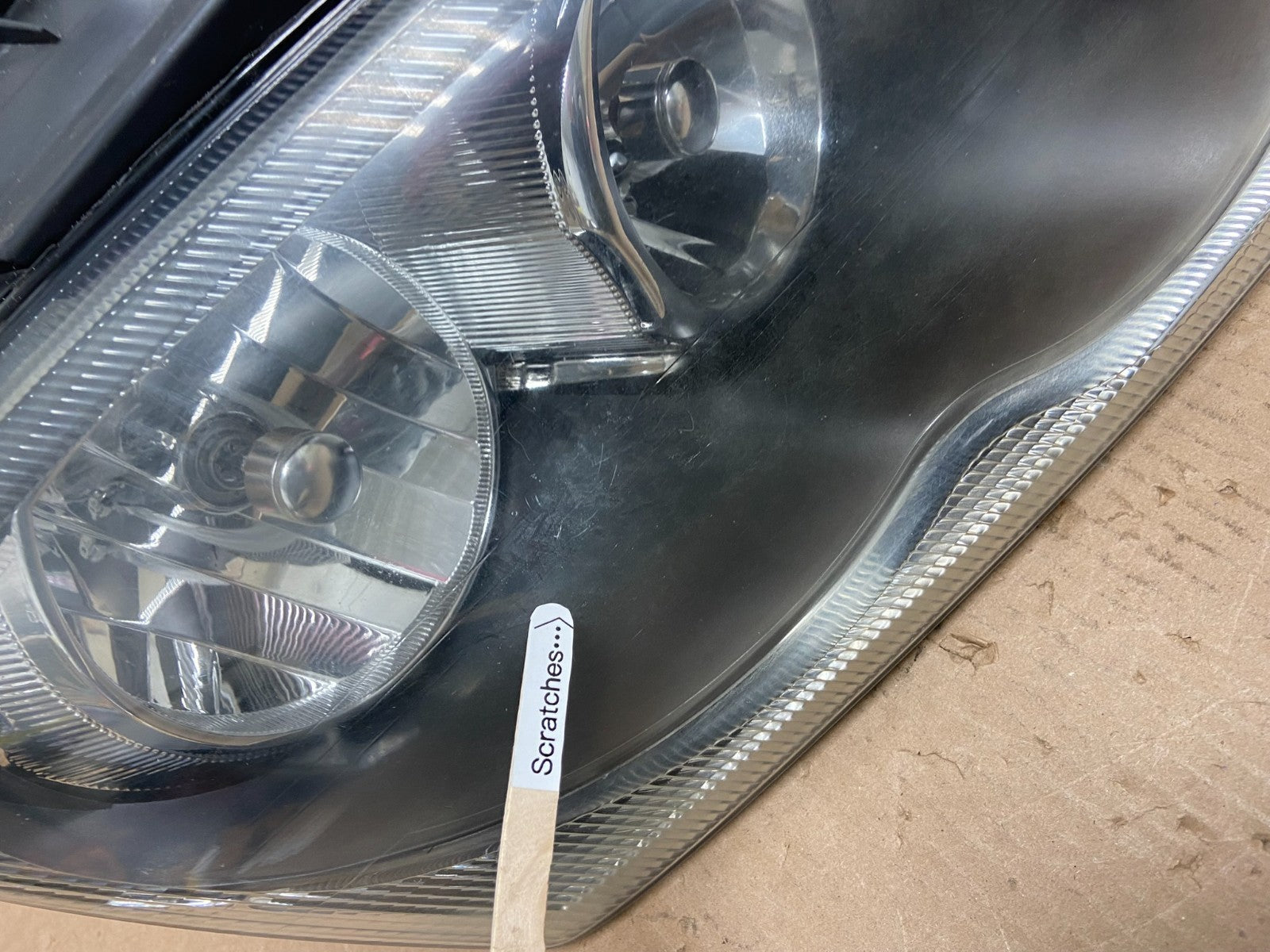 2004 to 2006 Chrysler Pacifica Headlight Right Passenger Halogen OEM Y1038 DW3