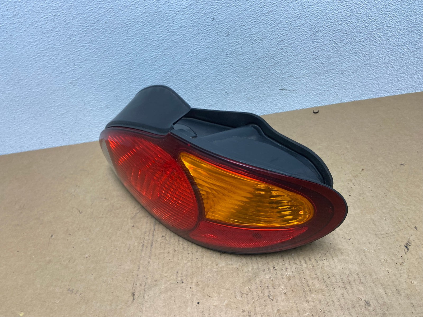 1999 2000 Hyundai Elantra Sedan Right Passenger RH Tail Light OEM AC2900 LK1