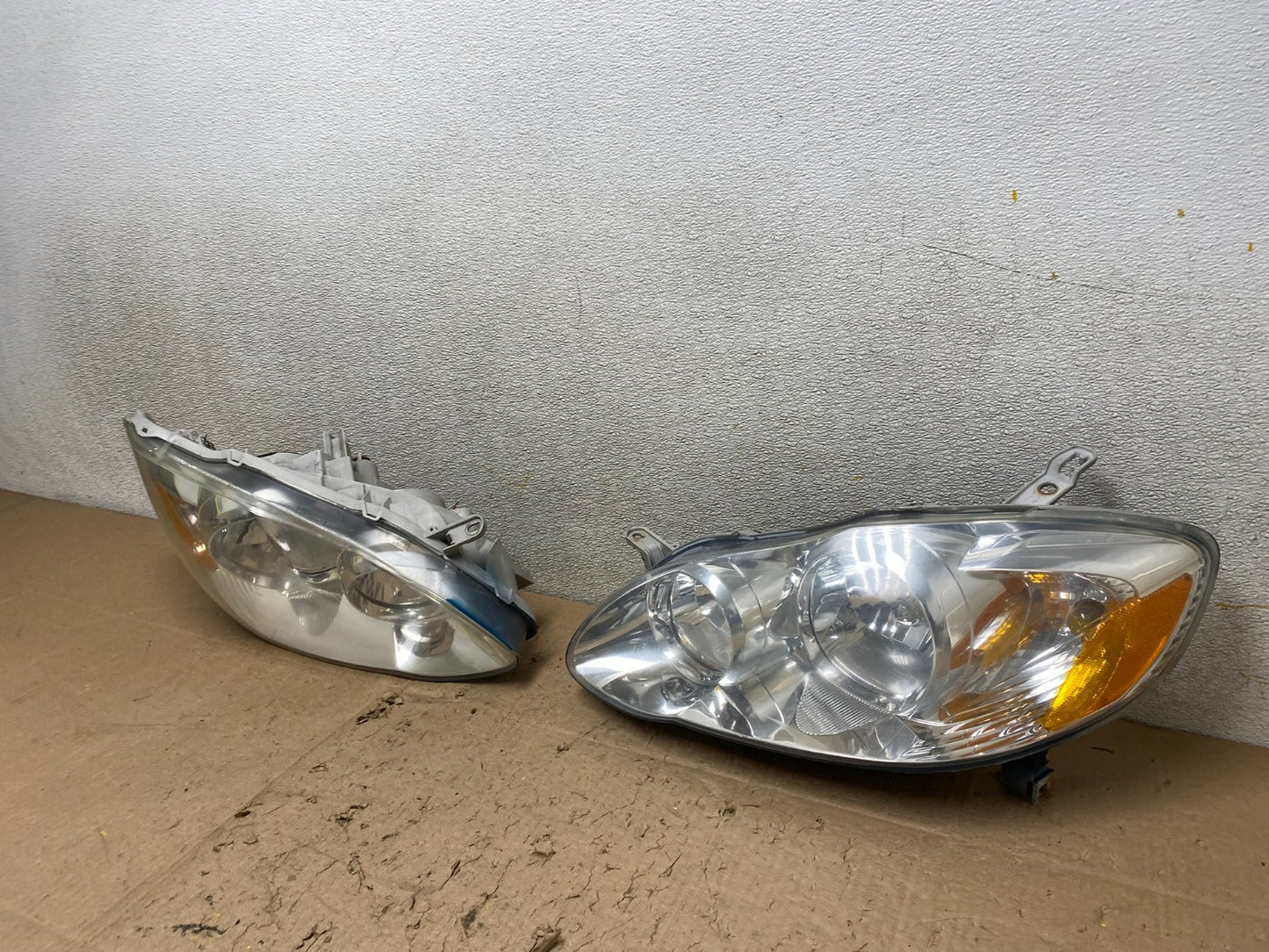 2005 to 2008 Toyota Corolla Left+Right Side Set Headlights W2902 DW1