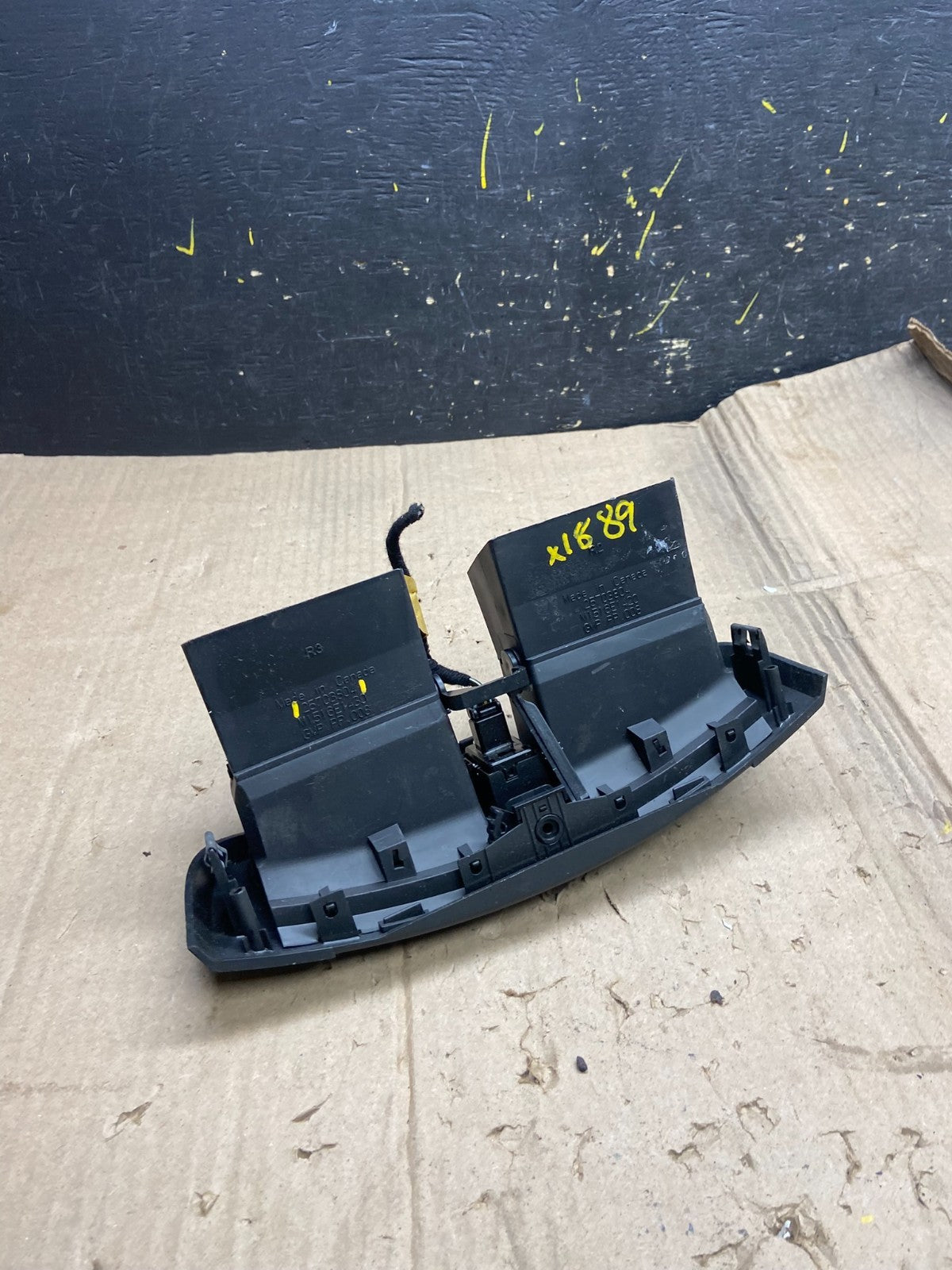 2004 to 2009 Cadillac SRX Front Center Dash A/C Air Vent X1889 DG4