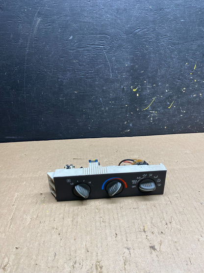 2001 - 2007 GMC Chevrolet Express 1500 Climate Control A/C T4755 DG0