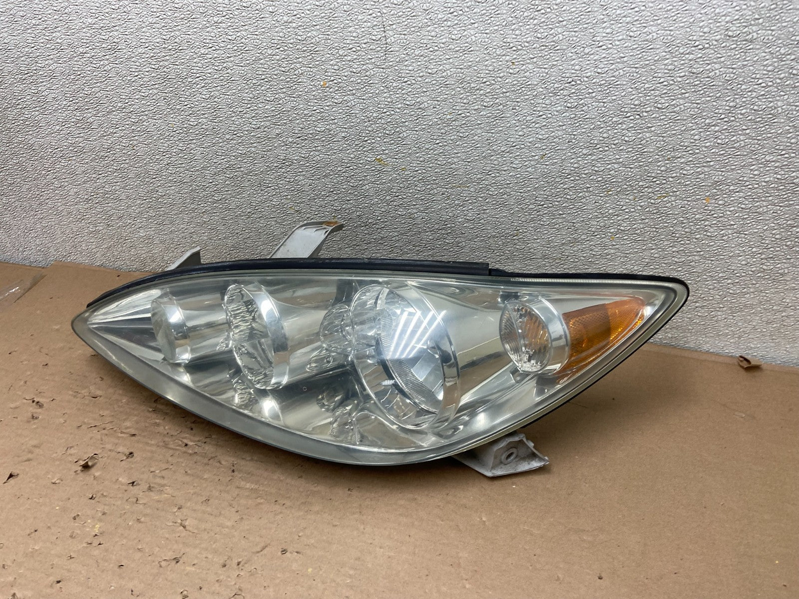 2005 to 2006 Toyota Camry Left Driver LH Halogen Headlight AB0201 DW1