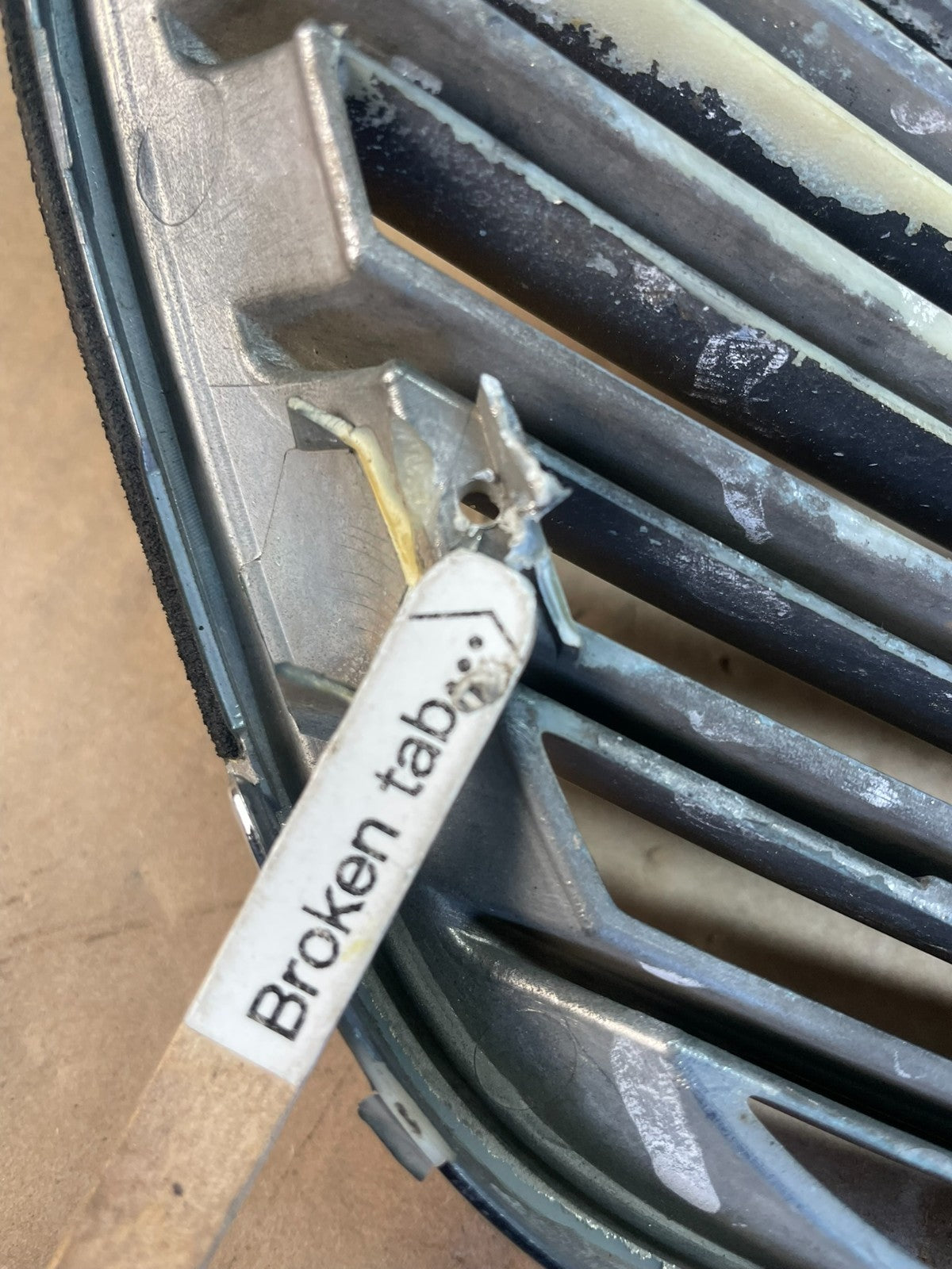 2005 to 2006 Lexus ES330 Front Bumper Upper Grille Grill AD57265