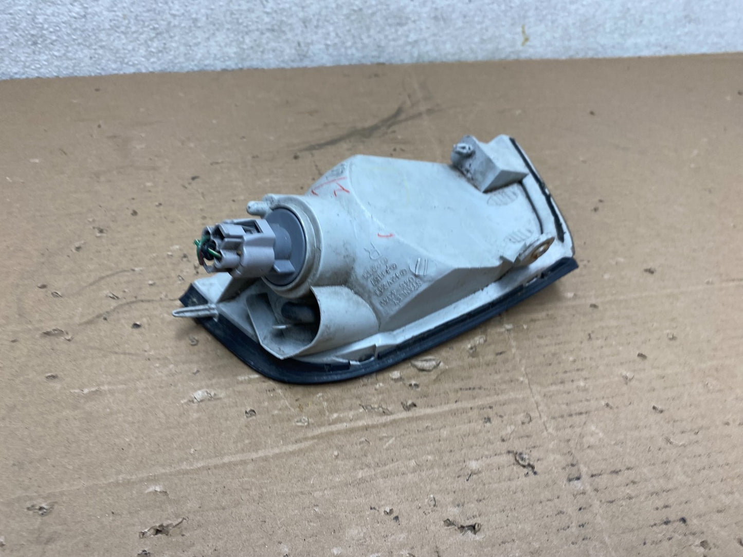 1997 to 2001 Mitsubishi Mirage Right Passenger RH Turn Signal OEM R0597 DW5