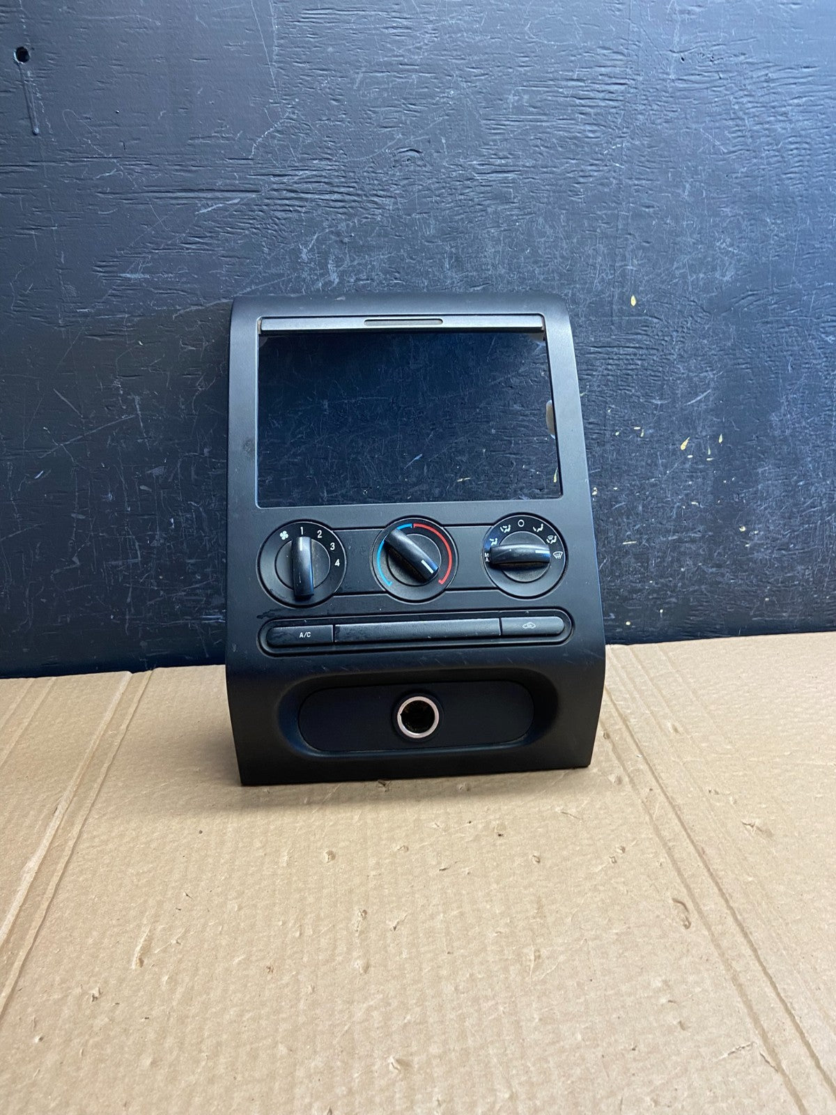 2004 to 2008 Ford F150 Radio Climate Dash Bezel Surround Black AF6164 DG0
