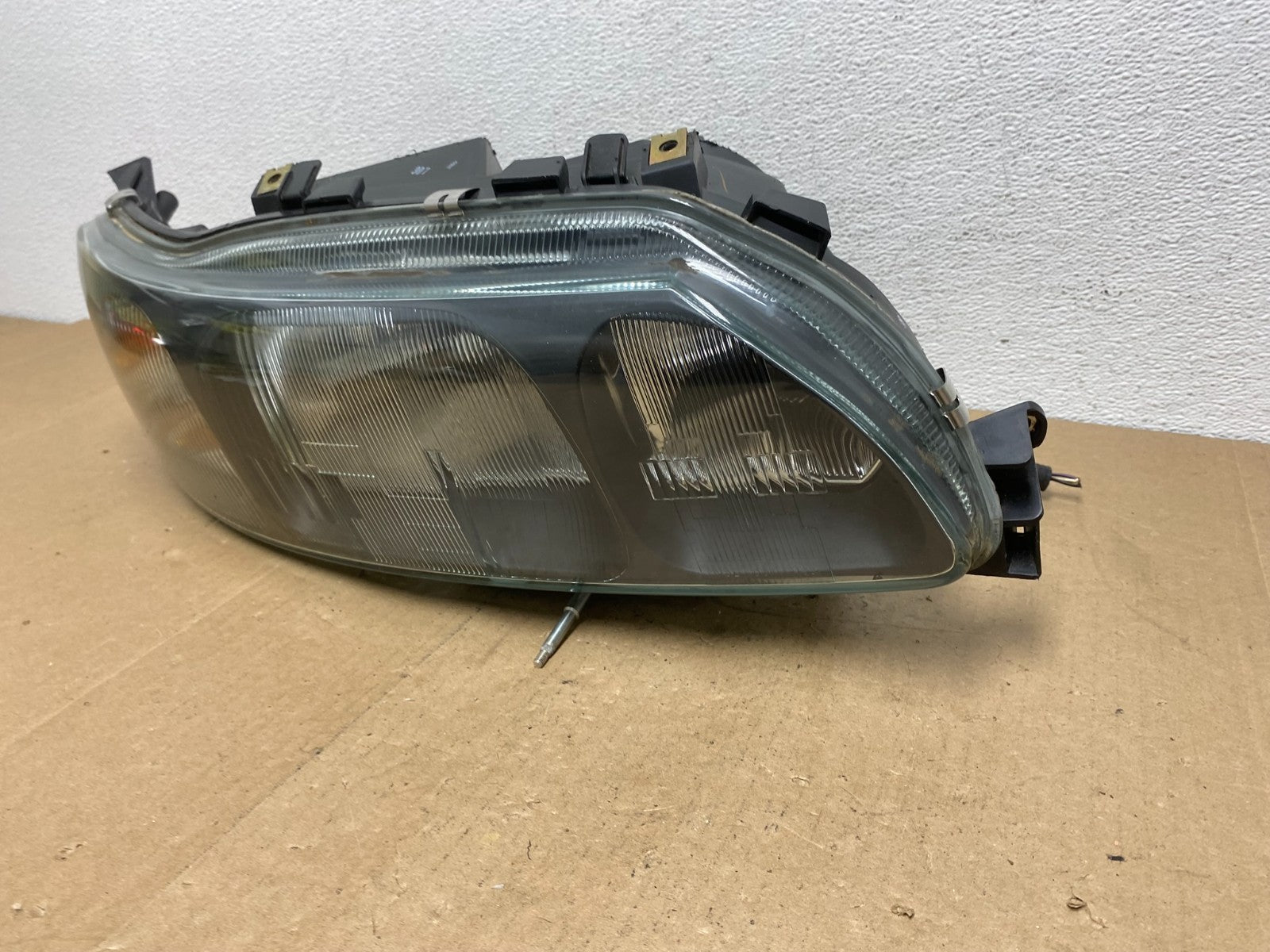 2001 to 2004 Volvo S60 Right Passenger Side Headlight Halogen AC5729 DW1