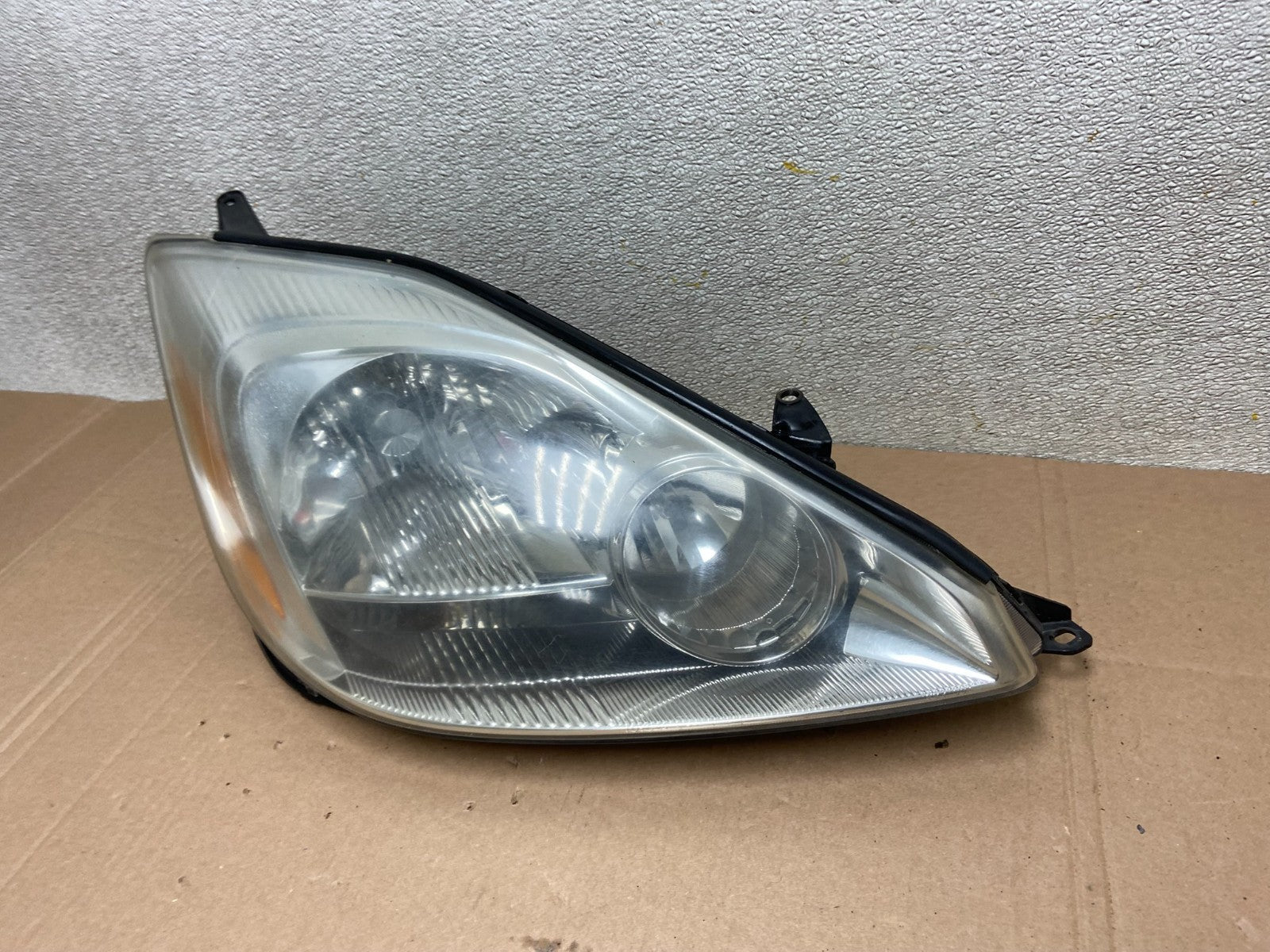 2004-2005 Toyota Sienna Right Passenger Halogen Headlight OEM X9190 DW1