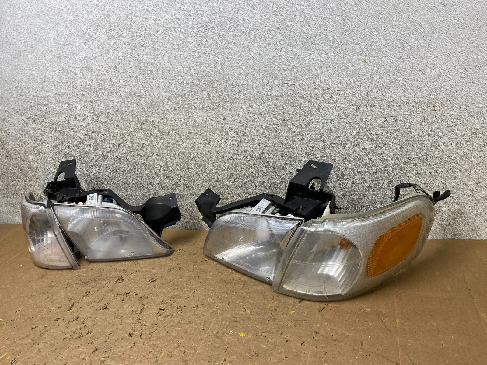 1997 to 2005 Chevrolet Venture Montana Left+Right Headlights V8297 DW1