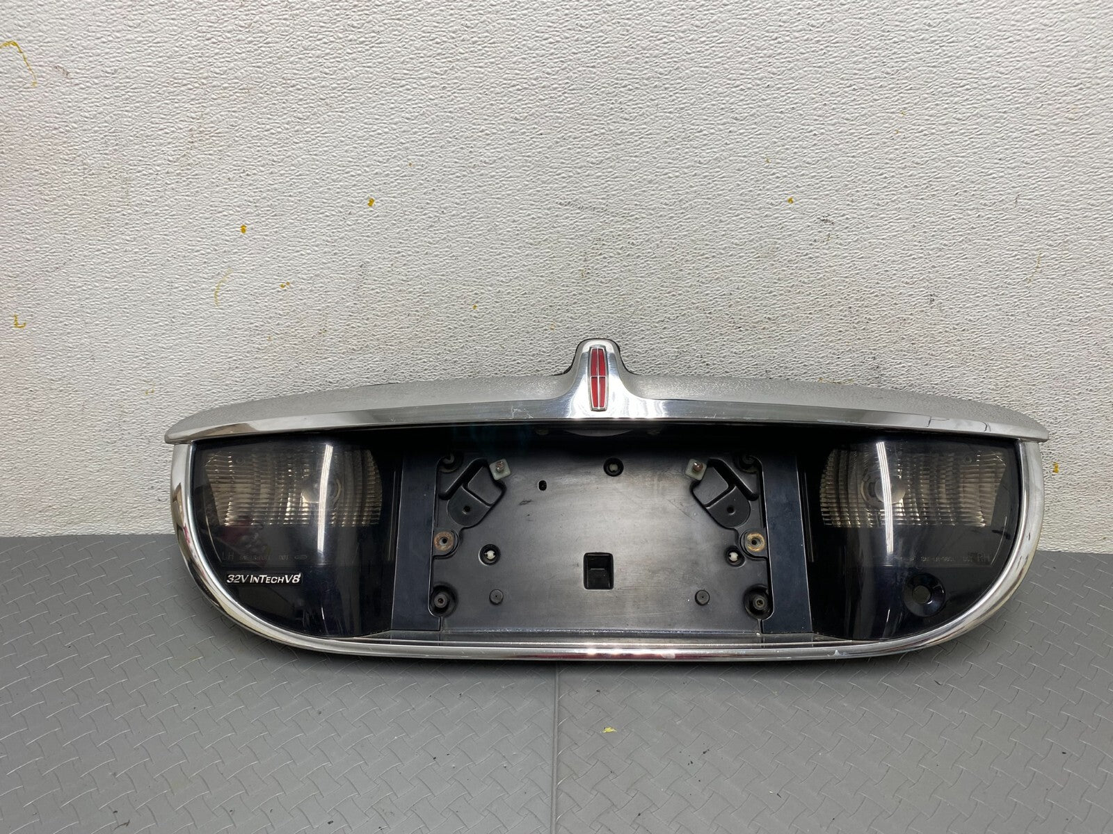 1999-2002 Lincoln Continental License Plate Panel Backup Lights Trim Oem A33600