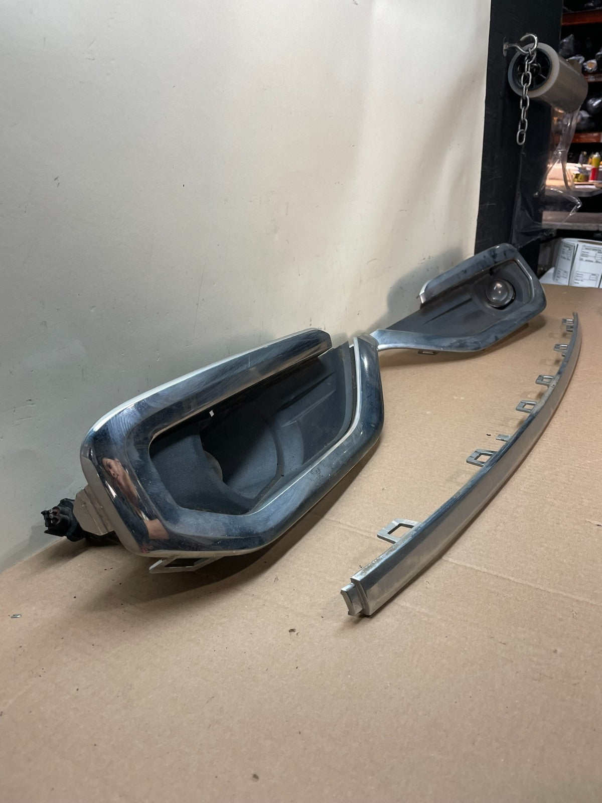 2017 to 2019 GMC Acadia Right+Left Fog Light Bezel Trim AI8651 DG2